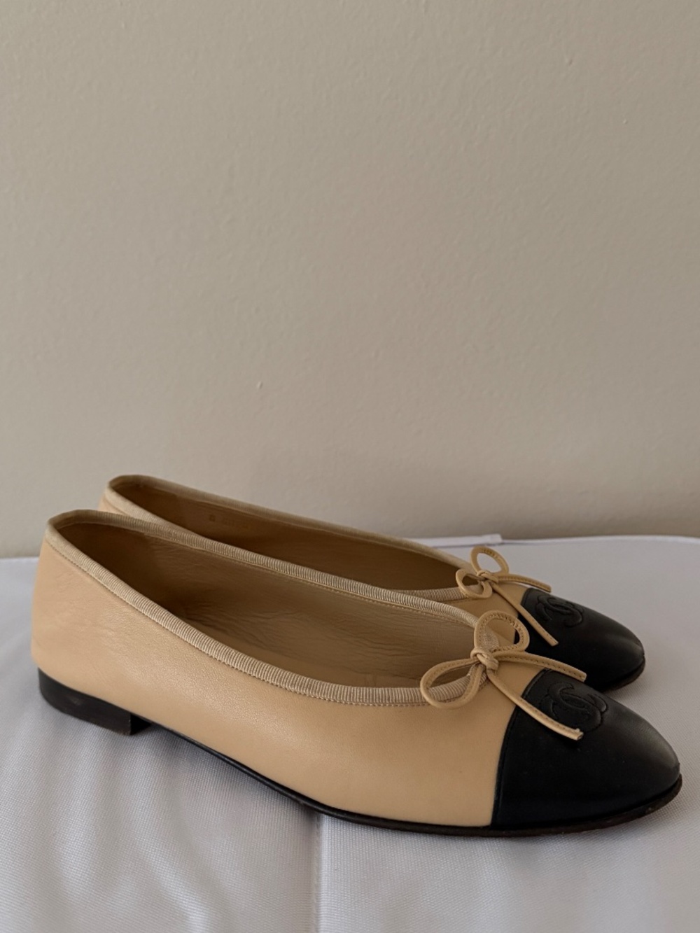 Authentic Chanel Ballet Flats Bow Lambskin Beige Black EU 39.5 / US 8.5 - Picture 2 of 10